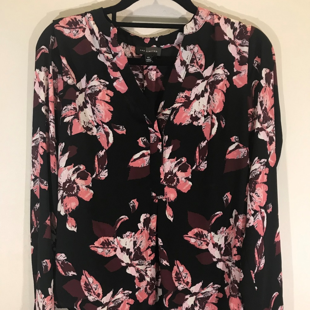 🌵The Limited V-Neck Blouse